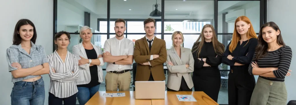 equipo de agencia de marketing planificando estrategias digitales