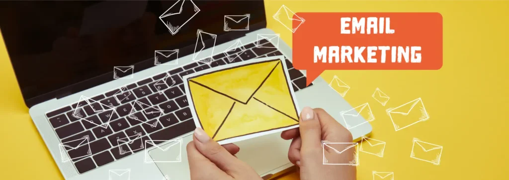 email marketing con sobres saliendo de laptop sobre fondo amarillo